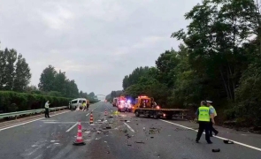 河南南阳追尾事故：超载客车系黑网约车，司机持续开车超8个小时 ...