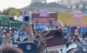 东北超大连主场外，活捉一枚杜海涛 ！被热情包围，大方配合拍照 ...