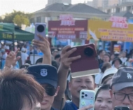 东北超大连主场外，活捉一枚杜海涛 ！被热情包围，大方配合拍照 ...