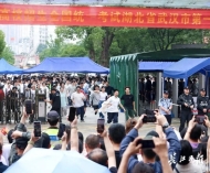“都会做，100%对！”一考生语文考完飞奔而出，记者拦下问作文题，秒答：有 ...