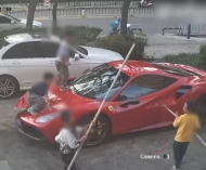 360万法拉利被4孩童当滑梯划伤，家长仅共赔五千且无人致歉，车主将提起民事 ...