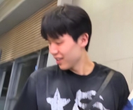 回国备战世预赛！杨瀚森深夜落地青岛引关注 接机小球迷获合照留念 ...