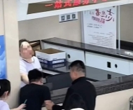 妻子由男医生产检，丈夫崩溃撞墙