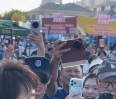 东北超大连主场外，活捉一枚杜海涛 ！被热情包围，大方配合拍照 ...
