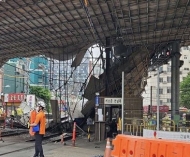 韩国首尔高架桥坍塌事故造成3死3伤
