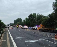 载16人黑车高速公路追尾半挂车致13死，河南车主在湖北上的牌照 ...