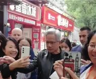 黄仁勋在北京逛街，身着标志性黑皮衣，喝8元蜜雪冰城，吃38元炸酱面，尝试 ...