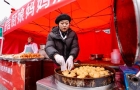 年味儿藏不住 各地把“家的味道”端上街头